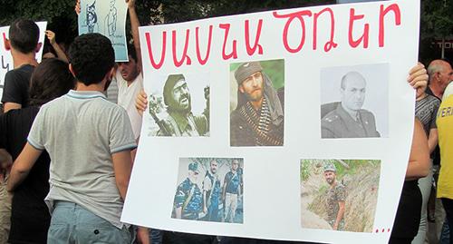 Фотографии участников отряда "Сасна Црер" на плакате протестующих в Ереване, июль 2016. Фото Тиграна Петросяна для "Кавказского узла"