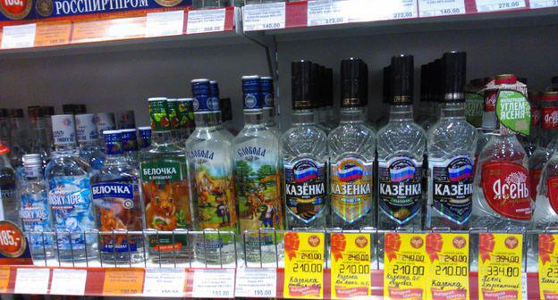 Витрина с алкоголем. Фото RFE/RL