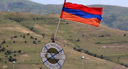 Армянский флаг и символика активистов. Фото Тиграна Петросяна для "Кавказского узла"