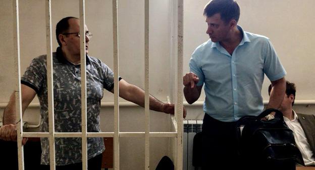 Оюб Титиев (слева) и Петр Заикин в зале суда. Фото: пресс-служба ПЦ "Мемориал"