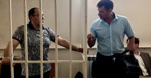 Оюб Титиев (слева) и Петр Заикин в зале суда. Фото: пресс-служба ПЦ "Мемориал"