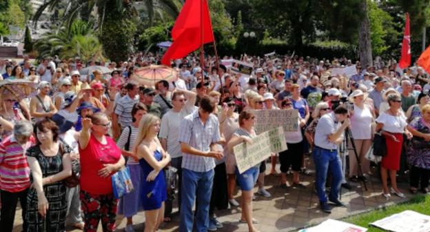 Участники митинга в Сочи, организованного "Яблоком", "Левым фронтом" и общественной организацией рыбаков. 28 июля 2018 года. Фото Светланы Кравченко для "Кавказского узла".