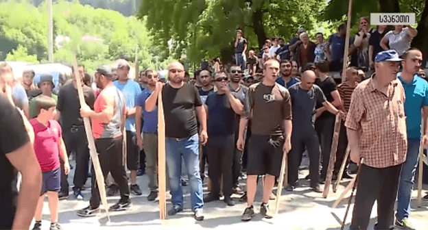 Противники ликвидации нелегальных лесопилок во время противостояния с силовиками в Сванетии. Кадр видеосюжета Iberia TV  https://www.youtube.com/watch?v=W1ZVEwmetRM