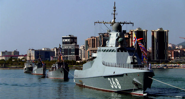 Парад кораблей Каспийской флотилии в честь Дня ВМФ России. https://www.yuga.ru/news/432395/