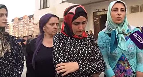Мать пропавшей в Каспийске девочки (в центре) Фото: стопкадр видео "Молодёжь Дагестана" https://www.youtube.com/watch?v=ol7cZN5D8hw