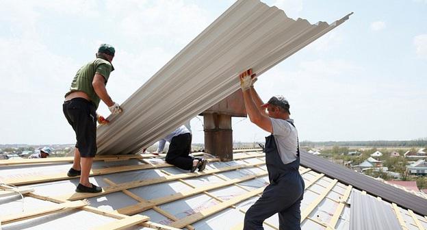 Ремонт поврежденной кровли. Фото пресс-службы администрации Краснодарского края. https://admkrai.krasnodar.ru/content/1131/show/436298/
