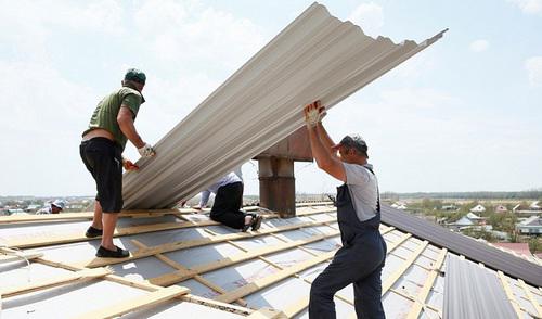 Ремонт поврежденной кровли. Фото пресс-службы администрации Краснодарского края. https://admkrai.krasnodar.ru/content/1131/show/436298/