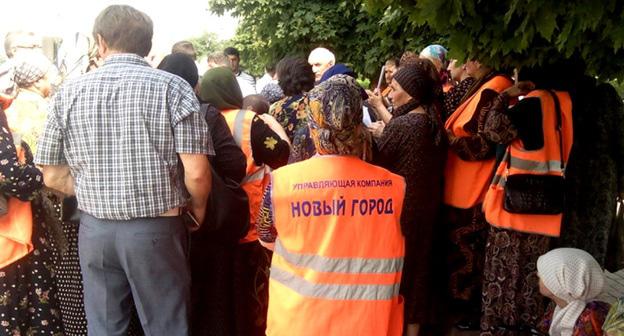 Работницы вышли на митинг к зданию правительства Дагестана с требованием выплатить им зарплату. Махачкала, 31 июля 2018 г. Кадр из видео пользователя gazetachernovik https://www.youtube.com/watch?time_continue=1&v=Y_WapS2_IJk