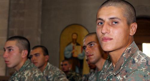 Солдат перед крещением. Фото Алвард Григорян для "Кавказского узла".