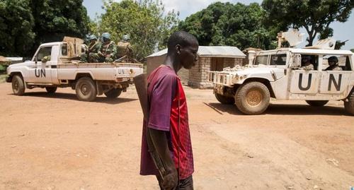 Боевик одной из группировок в ЦАР проходит мимо миротворцев ООН. Фото: REUTERS/Baz Ratner