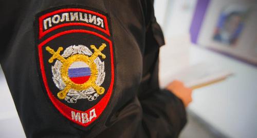 Шеврон на форме сотрудника полиции. Фото Максим Тишин / Югополис
