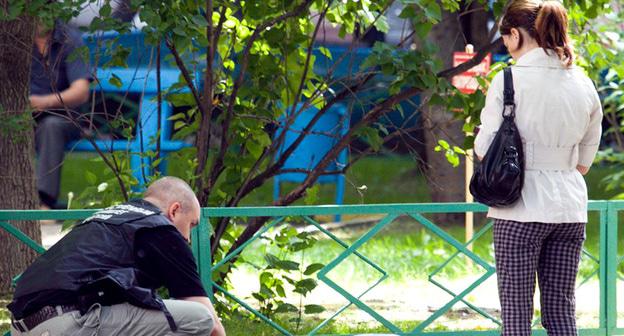 Сотрудники полиции работают на месте убийства Юрия Буданова. Москва, 10 июня 2011 г. Фото: Yuri Timofeyev (RFE/RL)