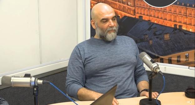 Орхан Джемаль в радиостудии. Май 2018 года. Скрншот с видеозаписи прямого эфира "Эха Москвы". https://youtu.be/22T4tM_fOBY