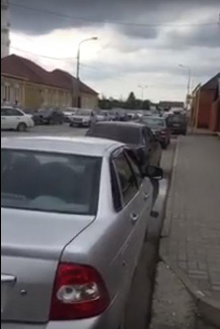 Автомобили людей, приехавших на поминки по Темирханову. 3 августа 2018 года. Скриншот видео.