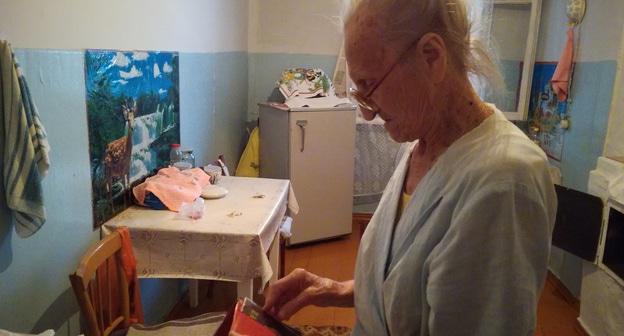 92-летняя ветеран Великой Отечественной войны Мария Савинкова на своей кухне. Волгоград, август 2018 года. Фото Татьяны Филимоновой для "Кавказского узла"