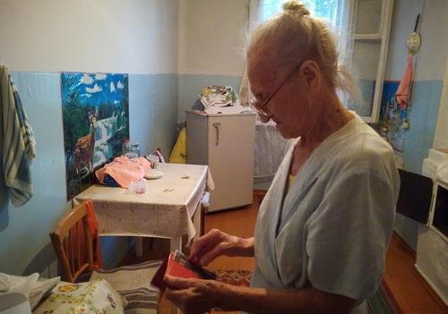92-летняя ветеран Великой Отечественной войны Мария Савинкова на своей кухне. Волгоград, август 2018 года. Фото Татьяны Филимоновой для "Кавказского узла"