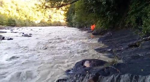 Поиски ребенка в реке Сочи в Хостинском районе. Сочи, 4 августа 2018 года. Скриншот с видео https://www.youtube.com/watch?v=yhkhFVtwb_8