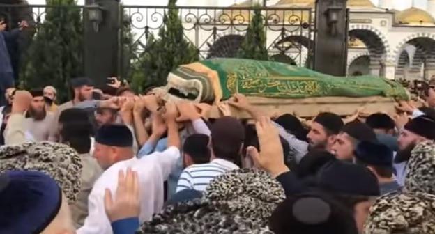 Похороны Юсупа Темирханова в Чечне. Скриншот с видео https://www.youtube.com/watch?v=TfLNKnDpN4k