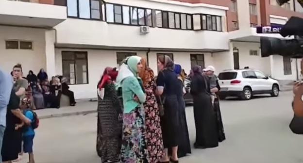 Родственники пропавшей девочки у ее дома. Скриншот с видео https://www.youtube.com/watch?v=zbVL6ng64uk