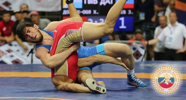 Поединок по вольной борьбе. Фото http://www.wrestrus.ru/news/Novosti_turnirov/chempionat_rossii_po_vol_noj_bor_be_2018/pjat_chempionov_rossii_po_vzroslim_do_23_let_pochemu_nam_nuzhno_pervenstvo_rossii_u_23