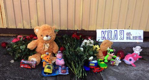 К месту гибели мальчика из Татарстана несут цветы. Фото пресс-службы администрации Сочи
