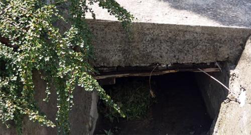 Бетонная плита над ливневой канализацией. Фото Светланы Кравченко для "Кавказского узла"
