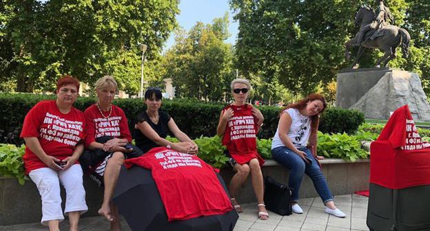 Дольщики жилого комплекса "Рич Хаус" у здания администрации Краснодарского края. Краснодар, 6 августа 2018 года. Фото Анны Грицевич для "Кавказского узла"
