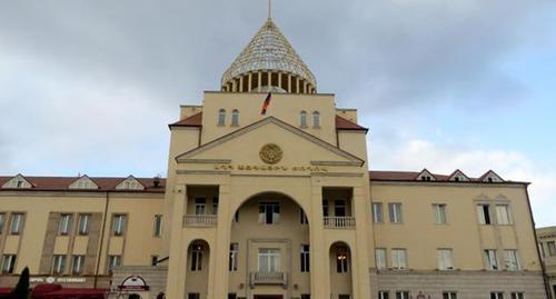 Здание парламента Нагорного Карабаха в Степанакерте.  Фото Армине Мартиросян для "Кавказского узла"