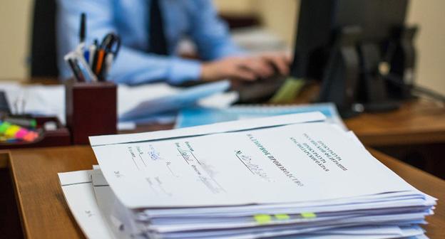 Сотрудник прокуратуры и уголовное дело. © Фото Елены Синеок, Юга.ру