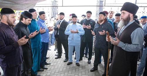Траурные мероприятия в день похорон Юсупа Темирханова. На снимке: второй справа - Рамзан Кадыров. Чечня, 4 августа 2018 года. Фото: пресс-служба главы и правительства Чеченской Республики chechnya.gov.ru