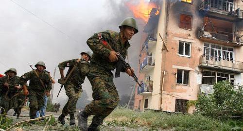 Грузинские солдаты в Гори после российской бомбардировки жилого квартала. 9 августа 2008 года. REUTERS / Глеб Гаранич