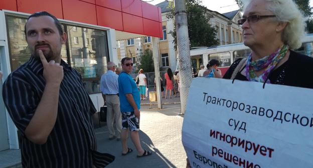 Людмила Степаненко в одиночном пикете в защиту наркополицейских. Волгоград, 9 августа 2018 г. Фото Татьяны Филимоновой для "Кавказского узла"