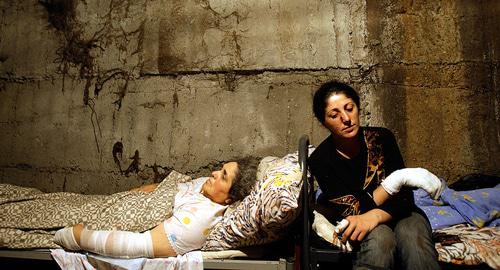 Раненые женщины из Южной Осетии в госпитале в Цхинвале. 10 августа 2008 года. Фото: REUTERS/Denis Sinyakov
