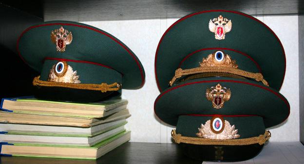 Фуражки сотрудника наркоконтроля. Фото https://academ.info/node/19984