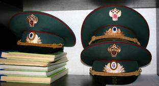 Фуражки сотрудника наркоконтроля. Фото https://academ.info/node/19984