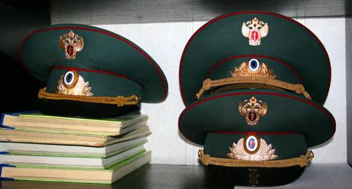 Фуражки сотрудника наркоконтроля. Фото https://academ.info/node/19984
