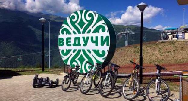 Велостоянка на курорте "Ведучи". Фото со страницы курорта в Instagram https://www.instagram.com/p/BkZvJJCFTDU/?taken-by=veduchi.ski