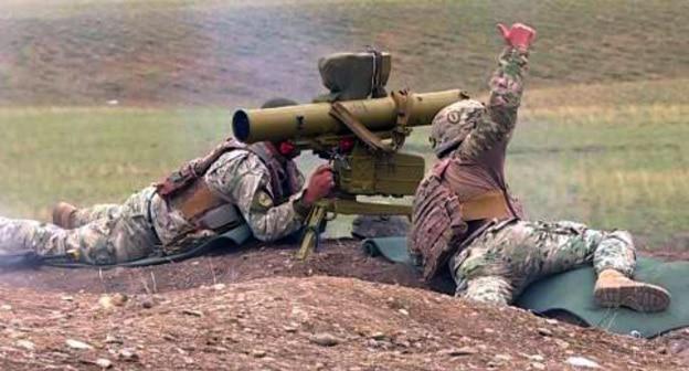 Военные на учениях в Грузии с противотанковым комплексом. Фото: скриншот https://1tv.ge/ru/news/amerikanskie-dzhavelin-na-voennykh-uchenijakh-v-vaziani-foto-video/
