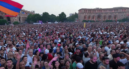 Участники митинга в Ереване 17 августа 2018 года. Кадр видео https://www.facebook.com/nikol.pashinyan/videos/249764159196556/