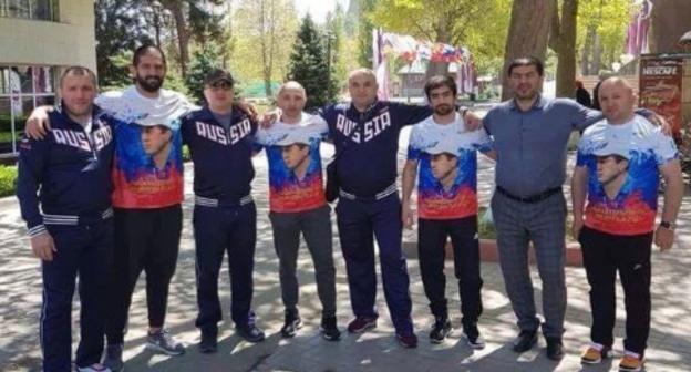 Члены сборной Грузии по вольной борьбе в футболках цветов российского флага, фото РСЕ/CE