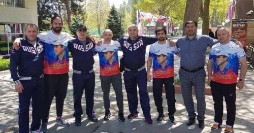 Члены сборной Грузии по вольной борьбе в футболках цветов российского флага, фото РСЕ/CE