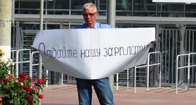 Андрей Кузубов проводит пикет у "Волгоград-Арены". Волгоград, 19 августа 2018 года. Фото Вячеслава Ященко для "Кавказского узла"