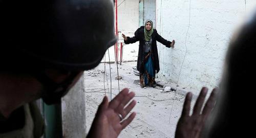 Женщина  во время боя в Мосуле, Ирак, 1 марта 2017. Фото  REUTERS/Goran Tomasevic