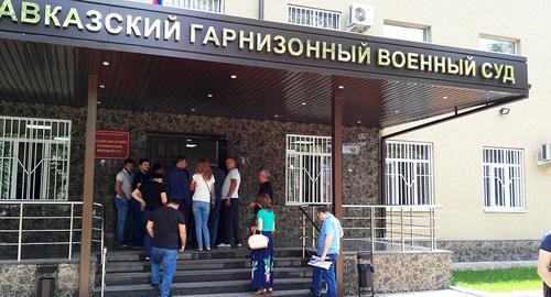 Люди, пришедшие поддержать Албегова и Сланова, у здания Владикавказского гарнизонного суда. 22 августа 2018 года. Фото Алана Цхурбаева для "Кавказского узла"