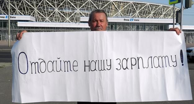 Электромонтажник Александр Малютин требует зарплату. Фото 22 августа 2018 года. Фото Татьяны Филимоновой для "Кавказского узла"