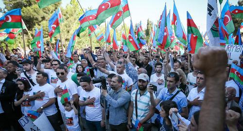 Участники митинга у памятника Расулзаде в поселке Новханы. Фото Азиза Каримова для "Кавказского узла"