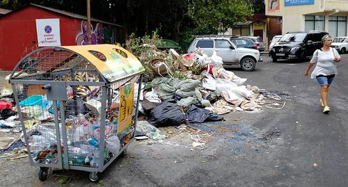 Заваленная мусором площадка во дворе многоквартирного дома в Сочи, 20 августа 2018 года. Фото Светланы Кравченко для "Кавказского узла".