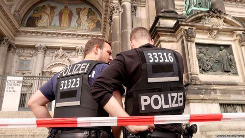 Полицейские в Германии. Фото Fabrizio Bensch (Reuters)