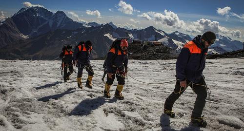 Спасатели в горах. Фото: пресс-служба ГУ МЧС по КБР