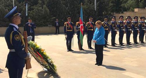Ангела Меркель во время официальной церемонии в Баку. Фото: REUTERS / Andreas Rinke